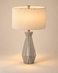 Lampe de chevet géométrique à pied facetté et abat-jour beige