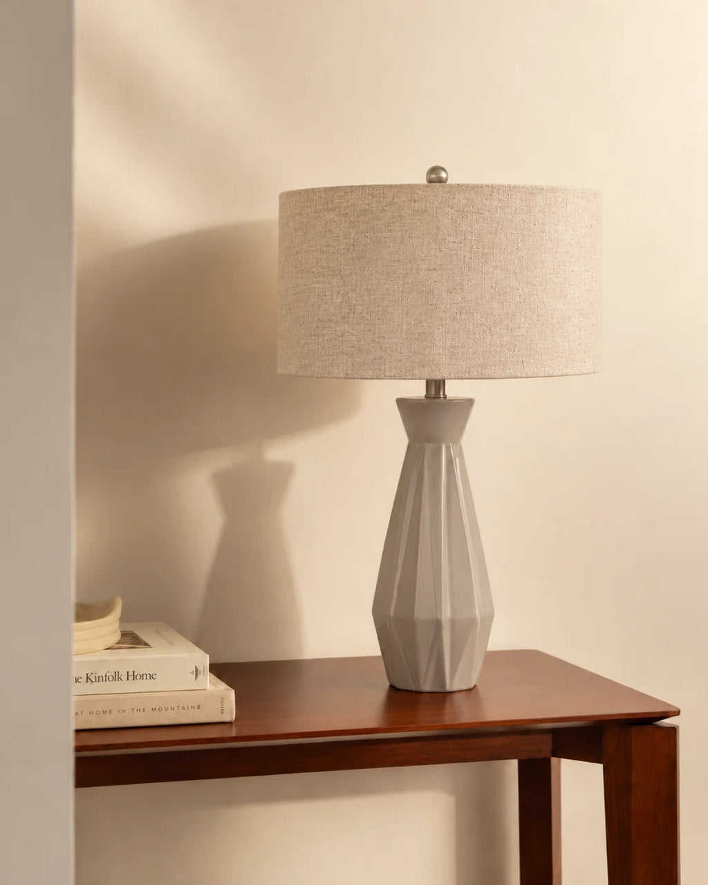 Lampe de chevet géométrique à pied facetté et abat-jour beige