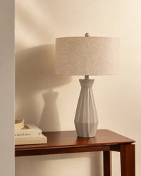 Lampe de chevet géométrique à pied facetté et abat-jour beige