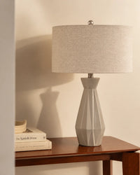Lampe de chevet géométrique à pied facetté et abat-jour beige