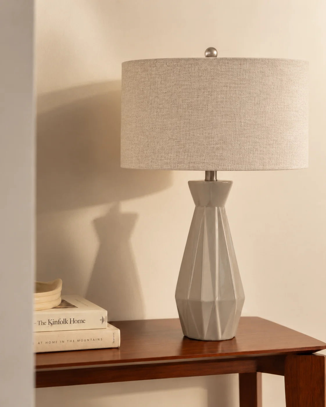 Lampe de chevet géométrique à pied facetté et abat-jour beige