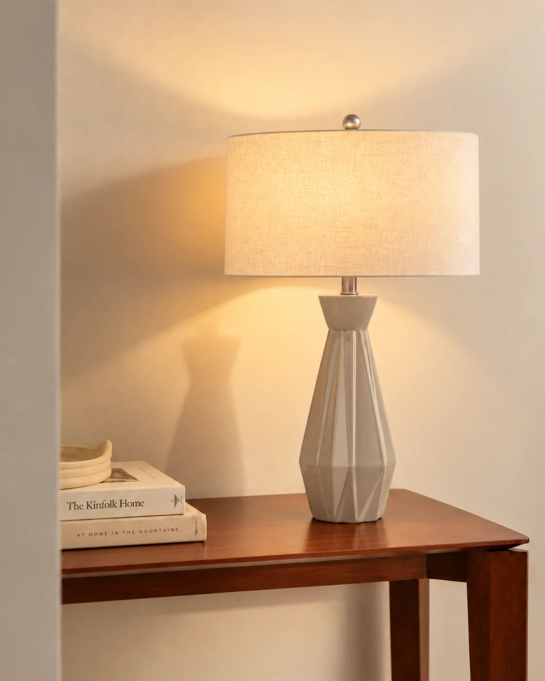 Lampe de chevet géométrique à pied facetté et abat-jour beige