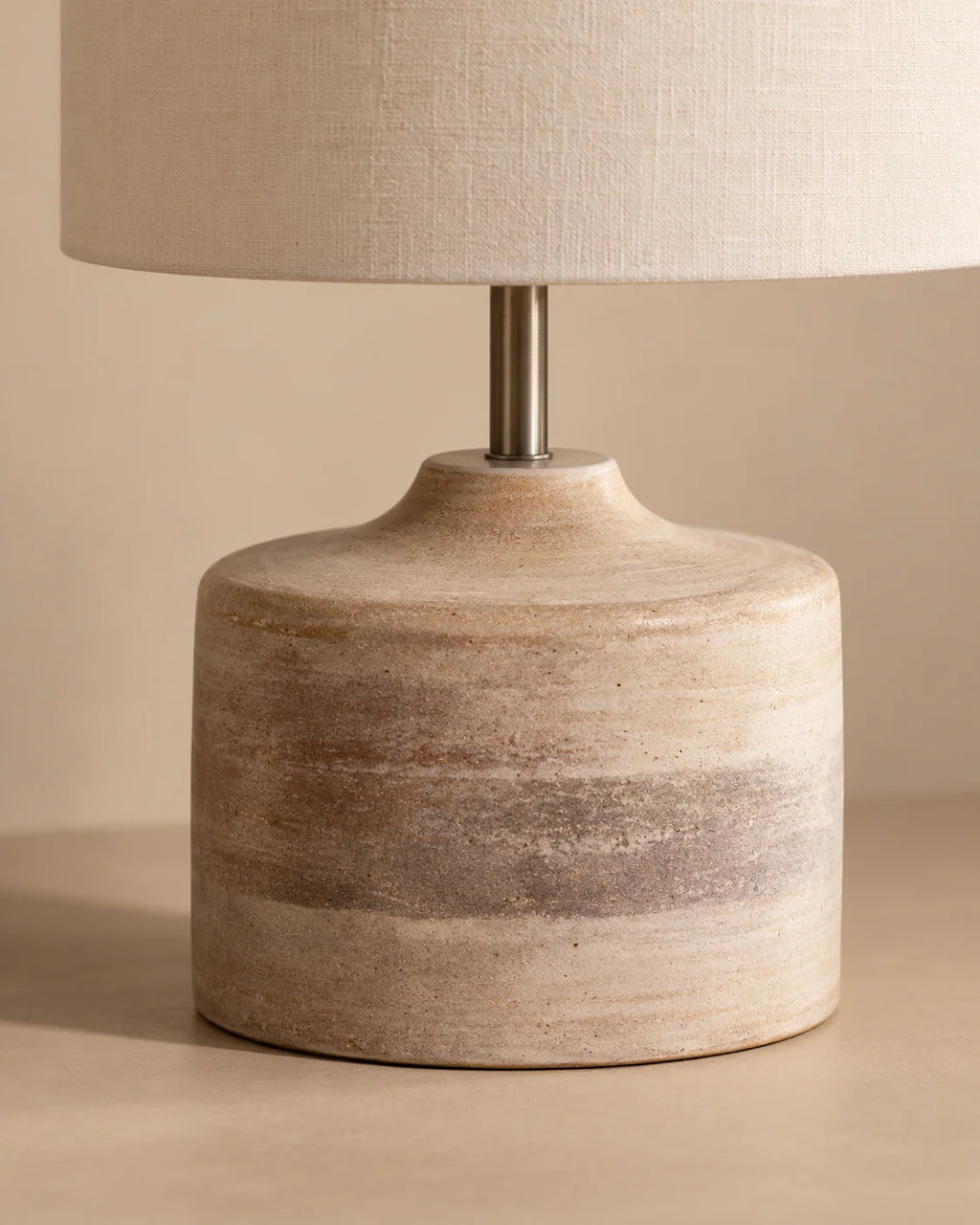 Lampe de chevet en bois massif blanchi et abat-jour blanc