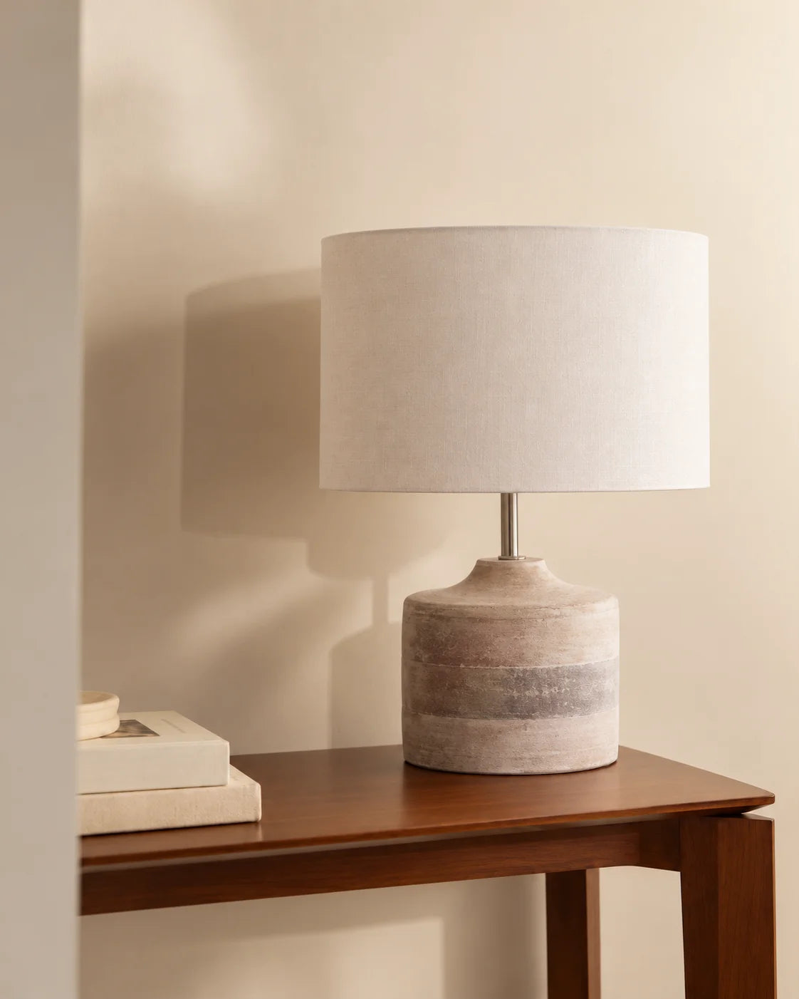 Lampe de chevet en bois massif blanchi et abat-jour blanc