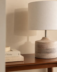 Lampe de chevet en bois massif blanchi et abat-jour blanc