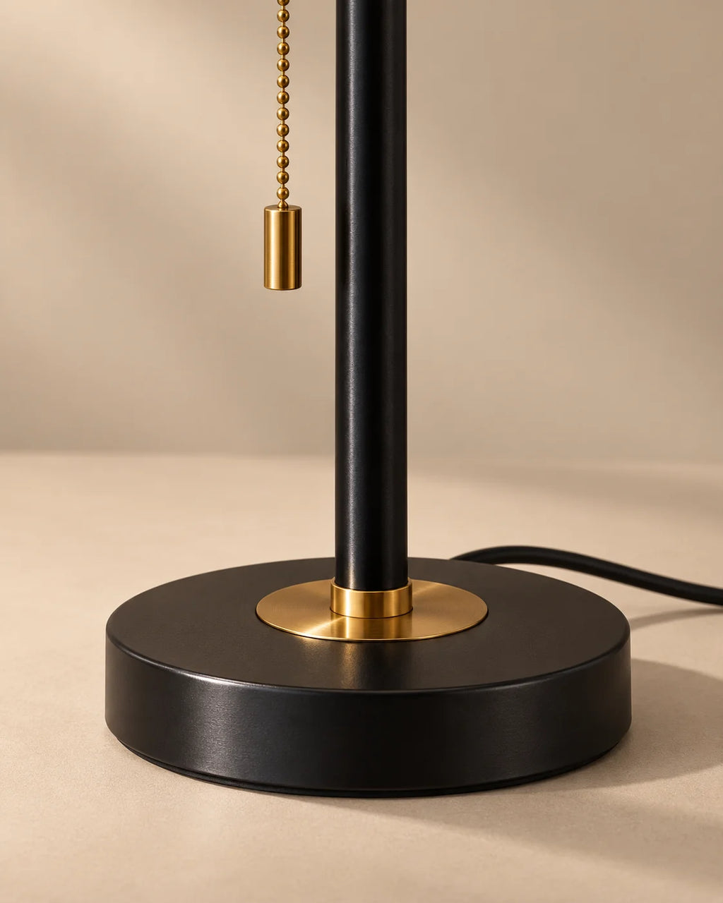 Lampe de chevet noire et dorée à double abat-jour