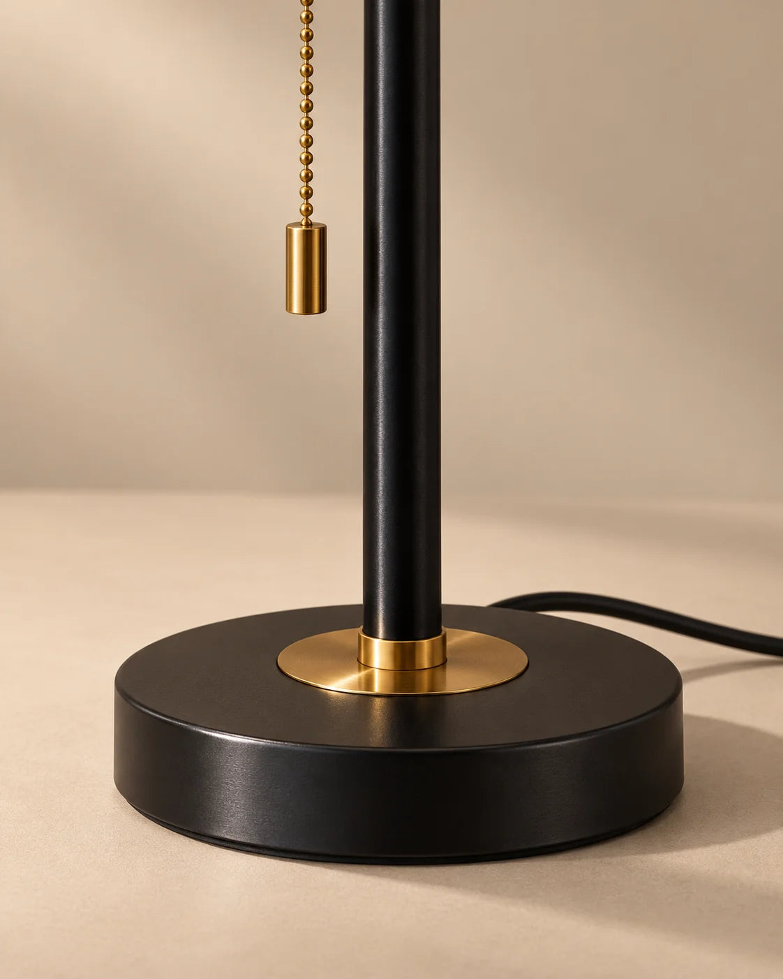 Lampe de chevet noire et dorée à double abat-jour