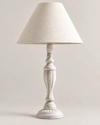 Lampe de chevet en bois blanc sculpté et abat jour beige