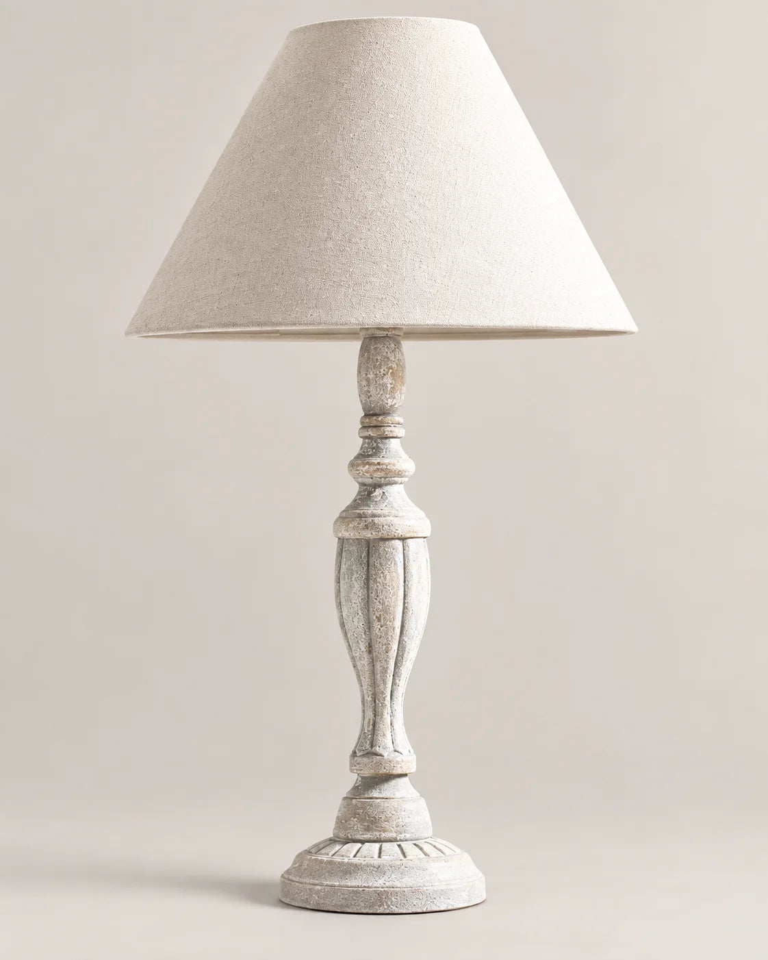Lampe de chevet en bois blanc sculpté et abat jour beige