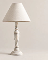 Lampe de chevet en bois blanc sculpté et abat jour beige