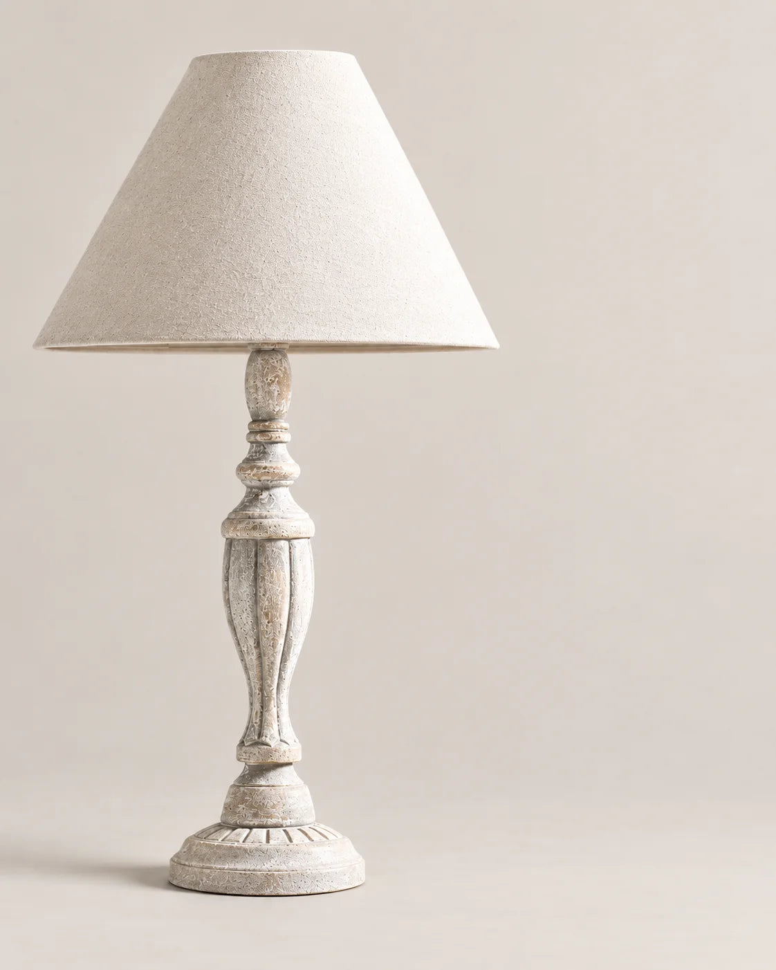 Lampe de chevet en bois blanc sculpté et abat jour beige