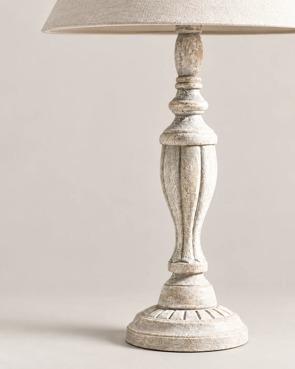 Lampe de chevet en bois blanc sculpté et abat jour beige