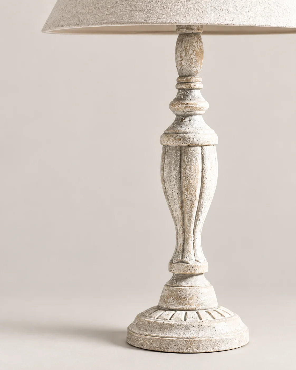 Lampe de chevet en bois blanc sculpté et abat jour beige