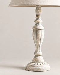 Lampe de chevet en bois blanc sculpté et abat jour beige