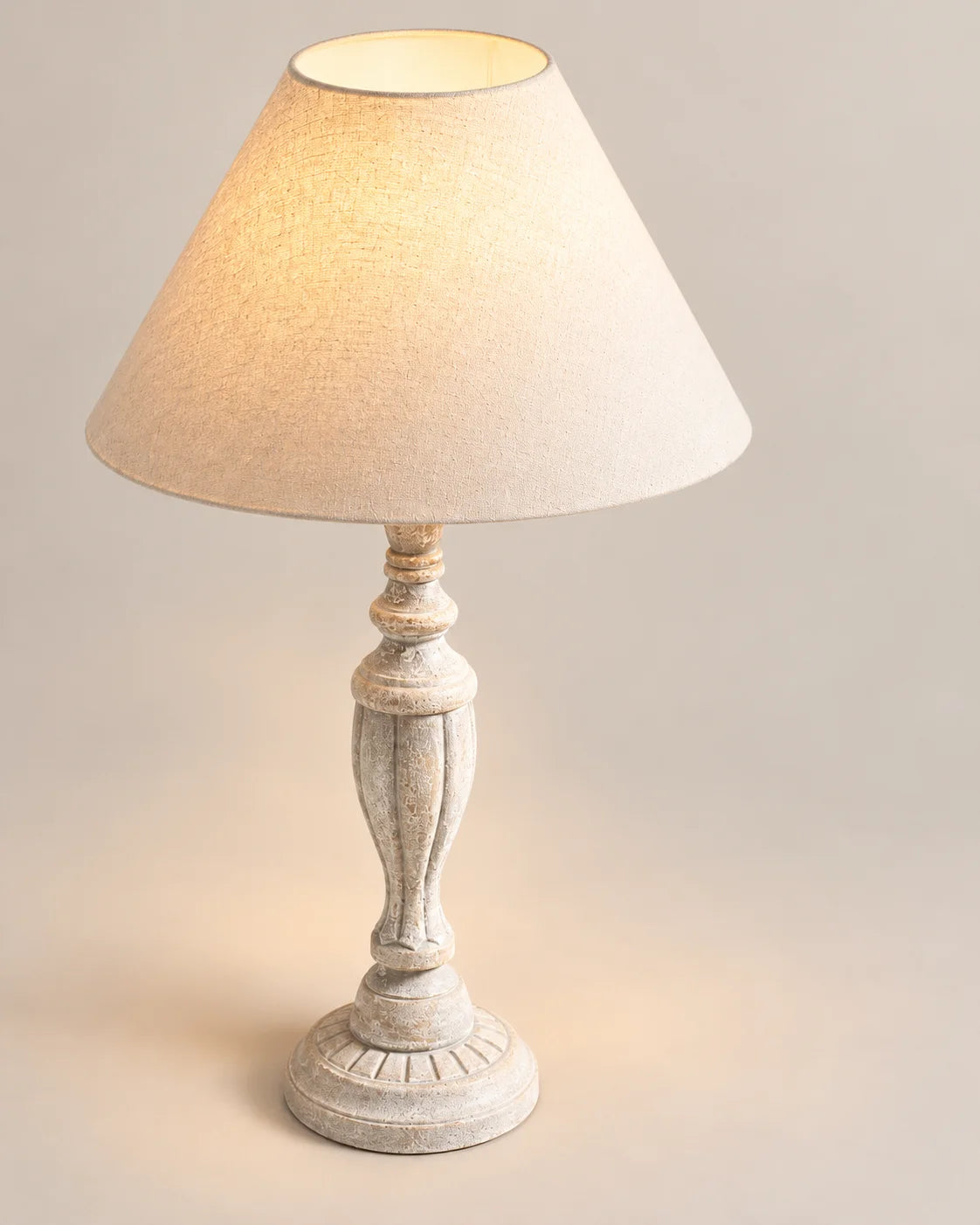 Lampe de chevet en bois blanc sculpté et abat jour beige