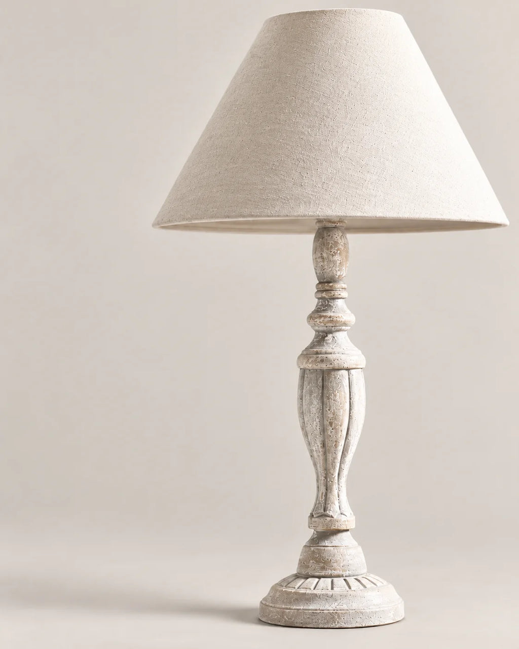Lampe de chevet en bois blanc sculpté et abat jour beige