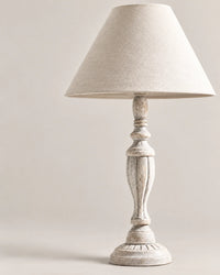Lampe de chevet en bois blanc sculpté et abat jour beige