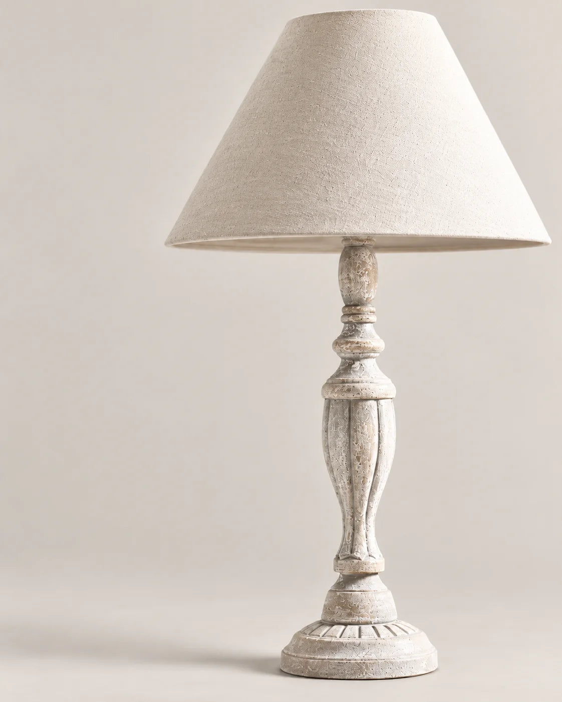 Lampe de chevet en bois blanc sculpté et abat jour beige