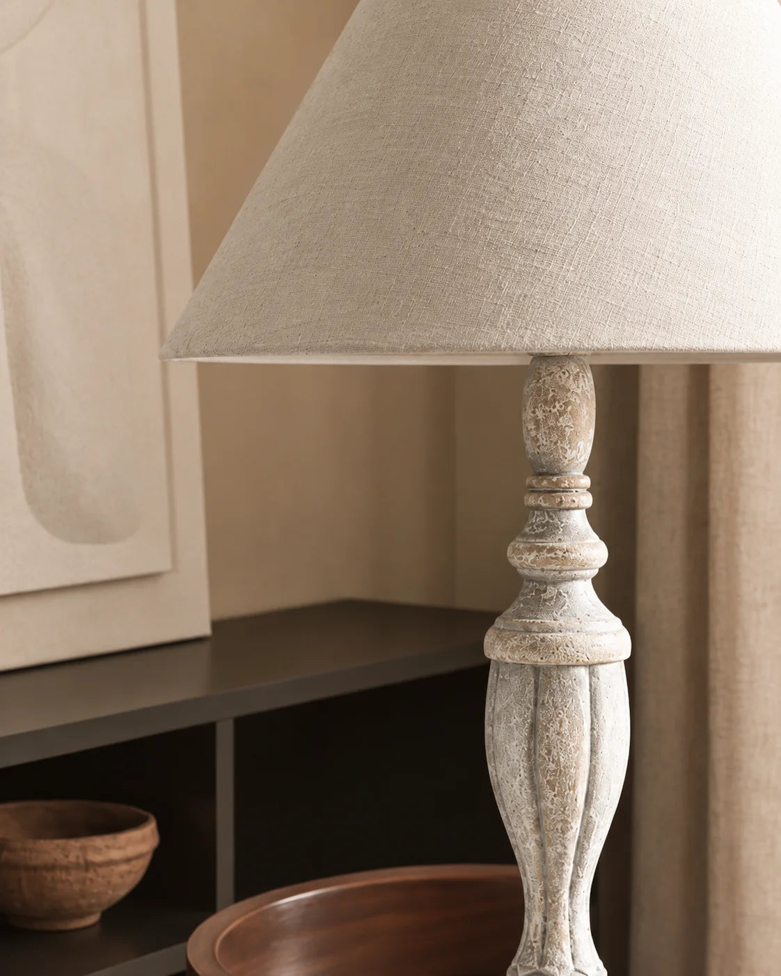 Lampe de chevet en bois blanc sculpté et abat jour beige