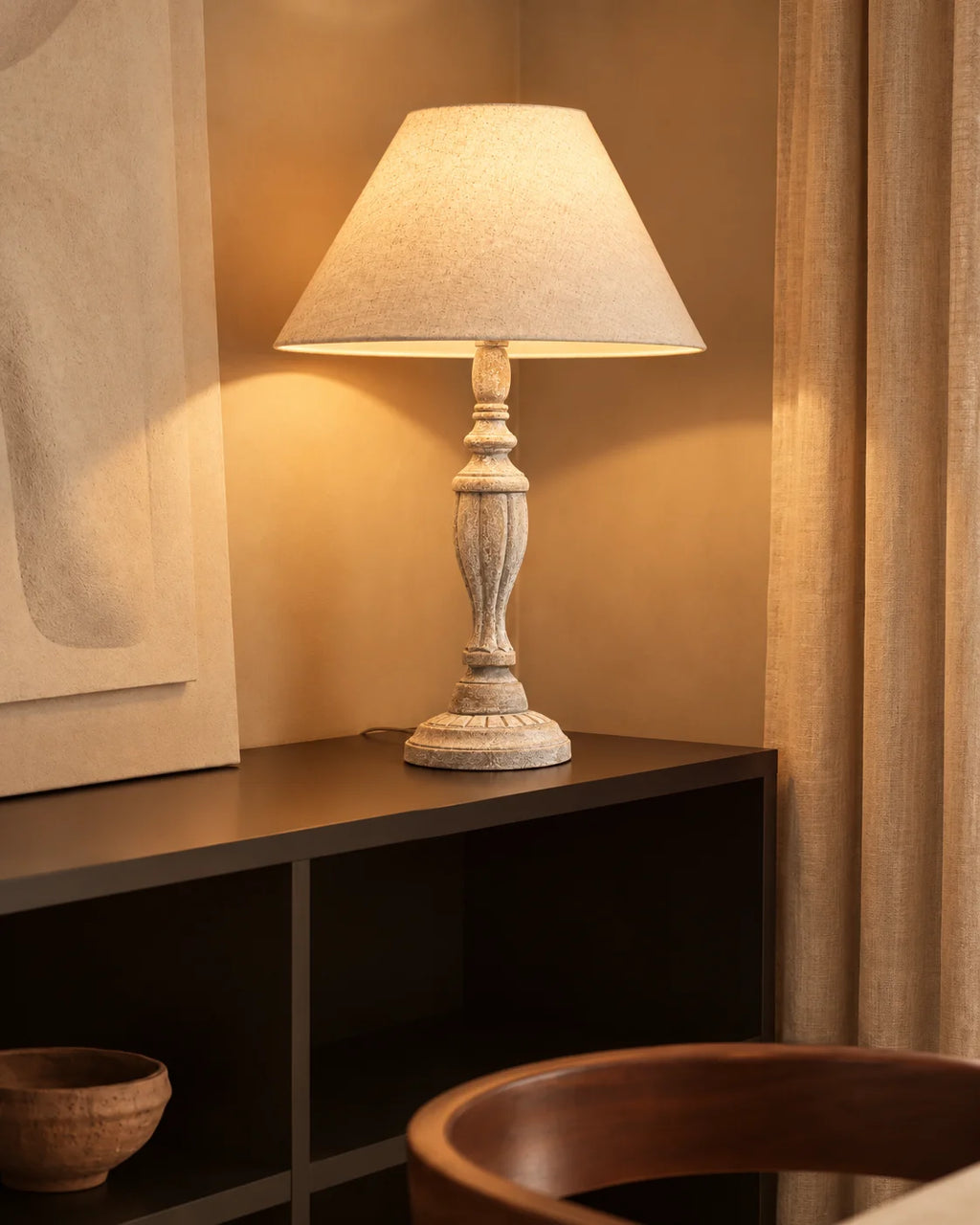 Lampe de chevet en bois blanc sculpté et abat jour beige