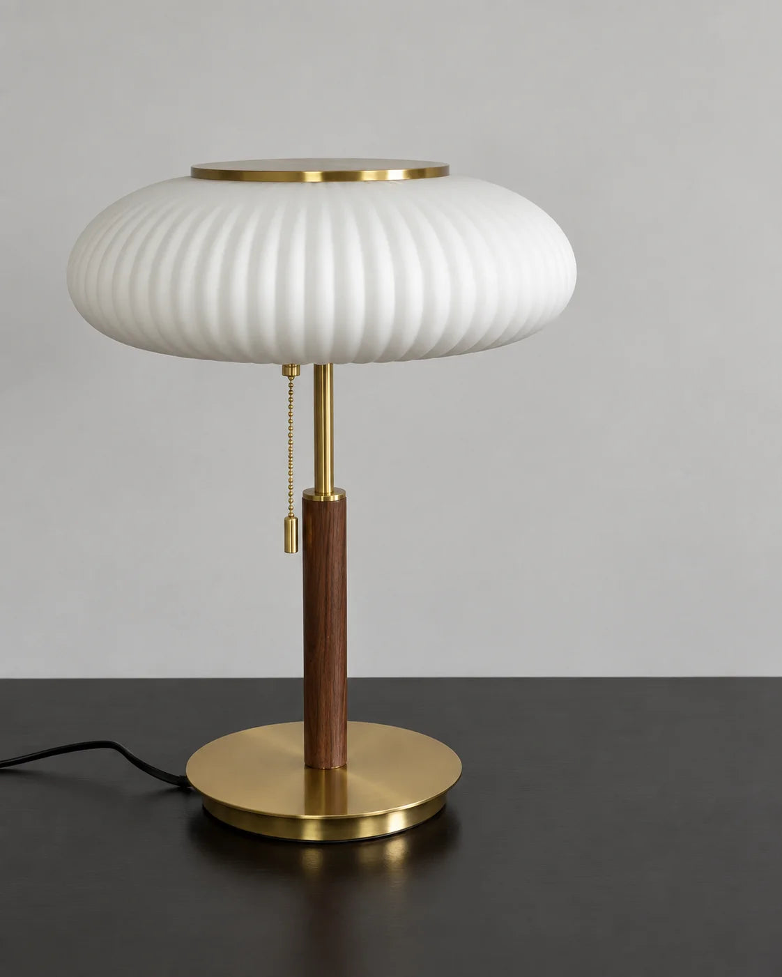 Lampe de chevet en métal dorée et en verre blanc