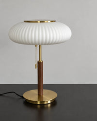 Lampe de chevet en métal dorée et en verre blanc