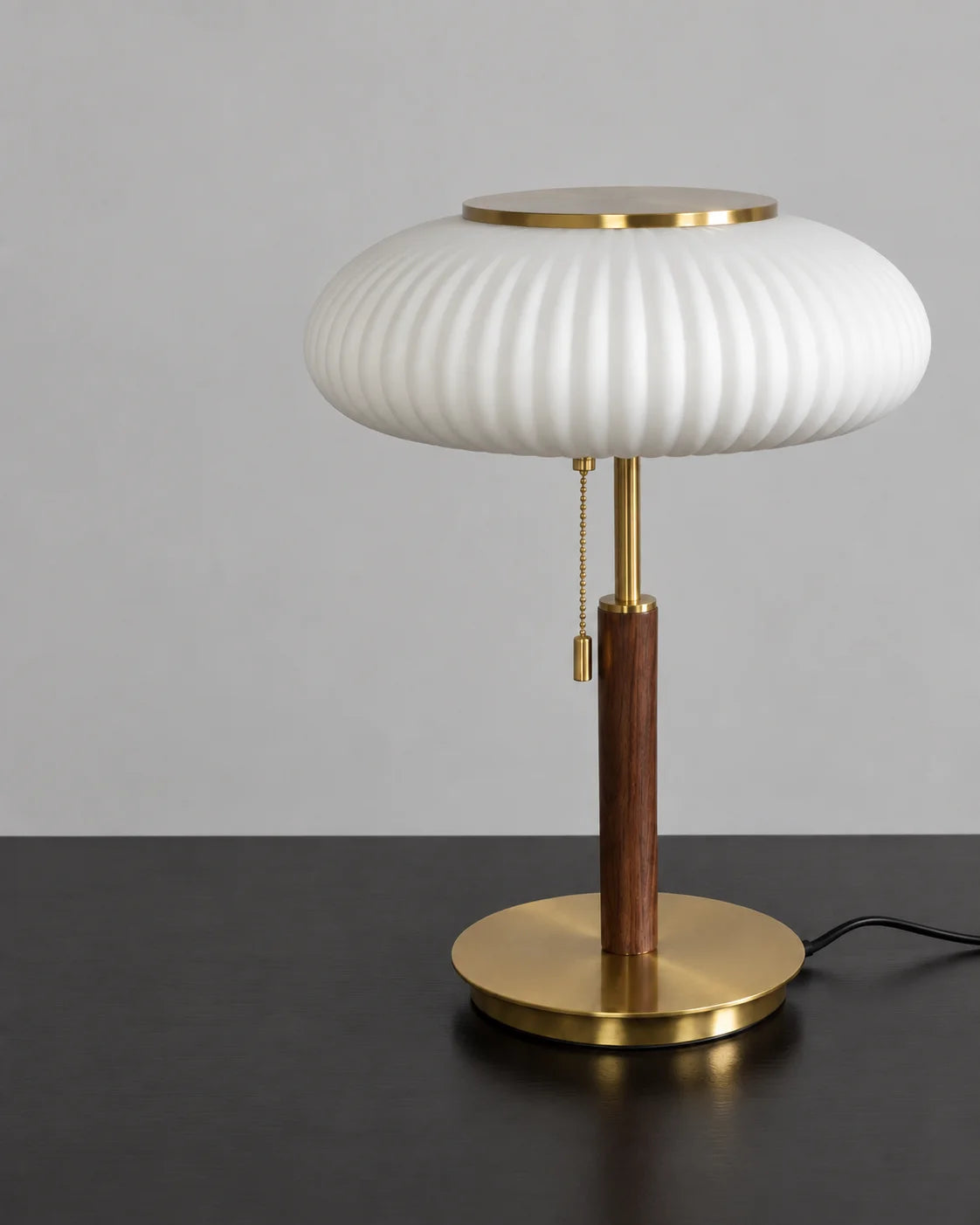 Lampe de chevet en métal dorée et en verre blanc