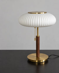 Lampe de chevet en métal dorée et en verre blanc