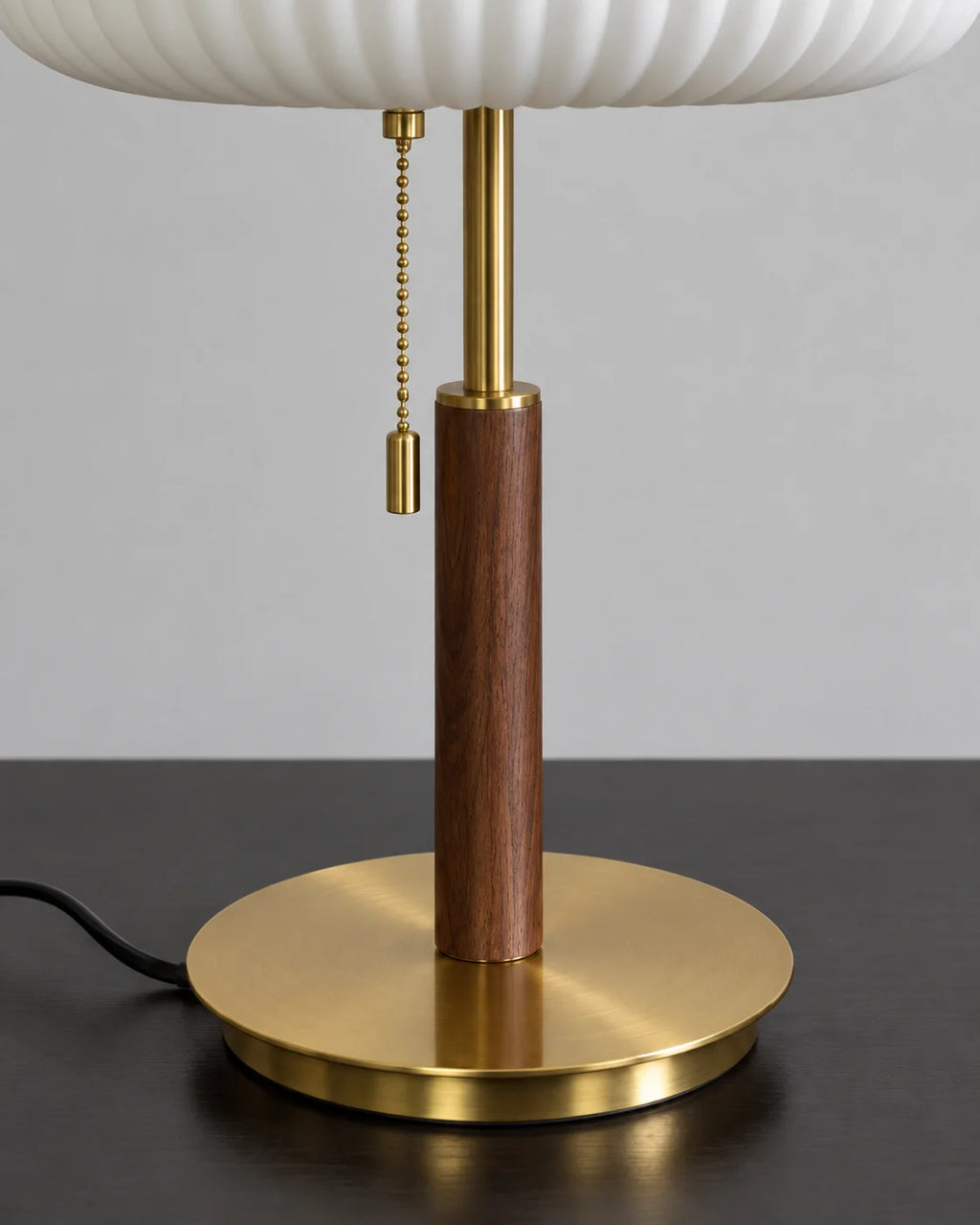 Lampe de chevet en métal dorée et en verre blanc