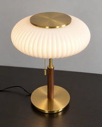 Lampe de chevet en métal dorée et en verre blanc
