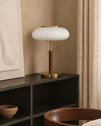 Lampe de chevet en métal dorée et en verre blanc