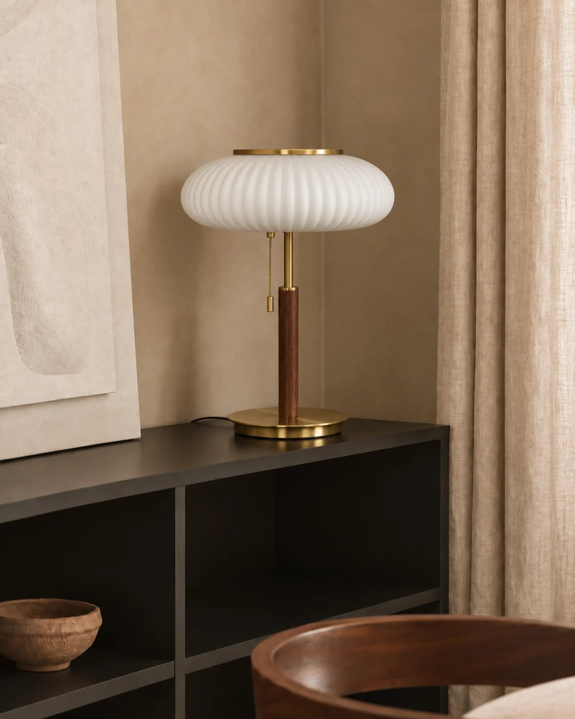 Lampe de chevet en métal dorée et en verre blanc