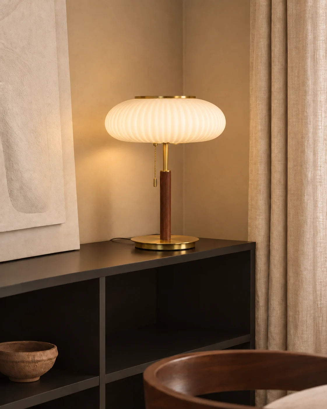 Lampe de chevet en métal dorée et en verre blanc