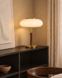 Lampe de chevet en métal dorée et en verre blanc