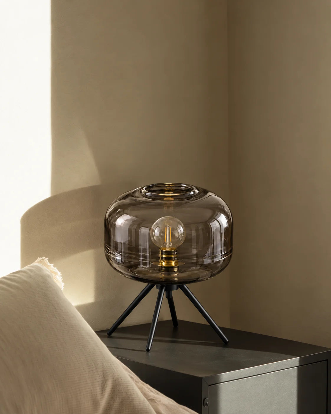 Lampe de chevet en verre teinté gris fumé sur pied en fer