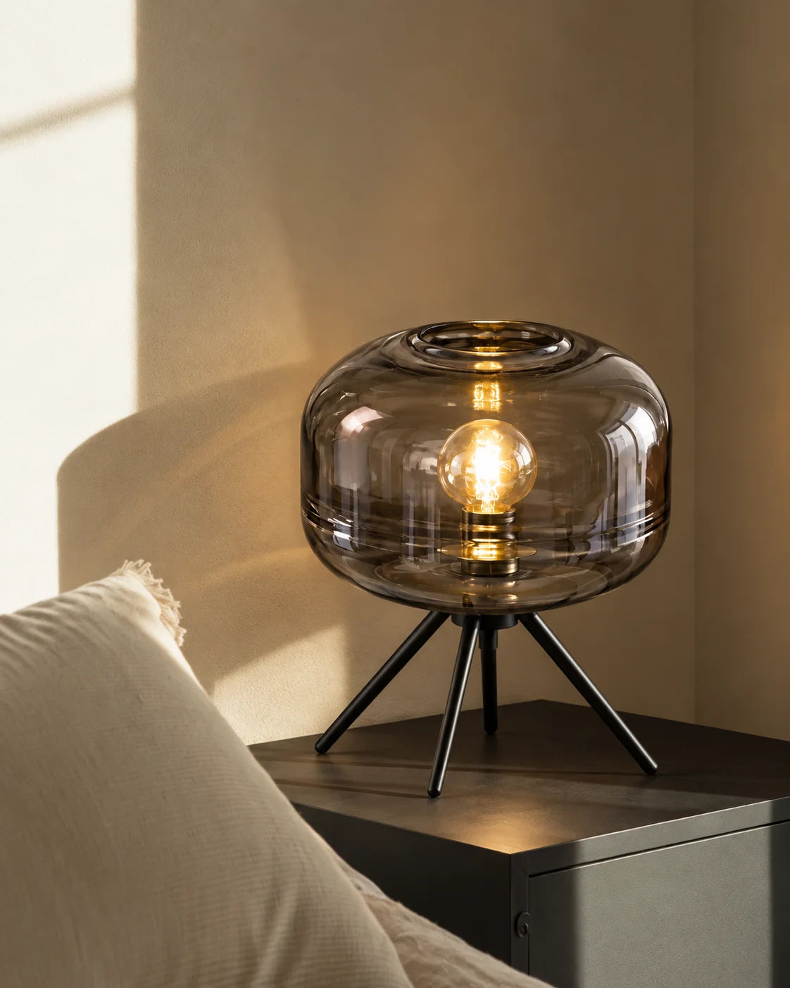 Lampe de chevet en verre teinté gris fumé sur pied en fer
