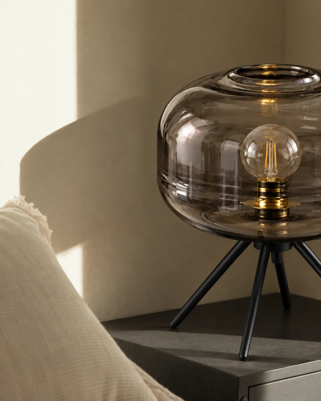 Lampe de chevet en verre teinté gris fumé sur pied en fer