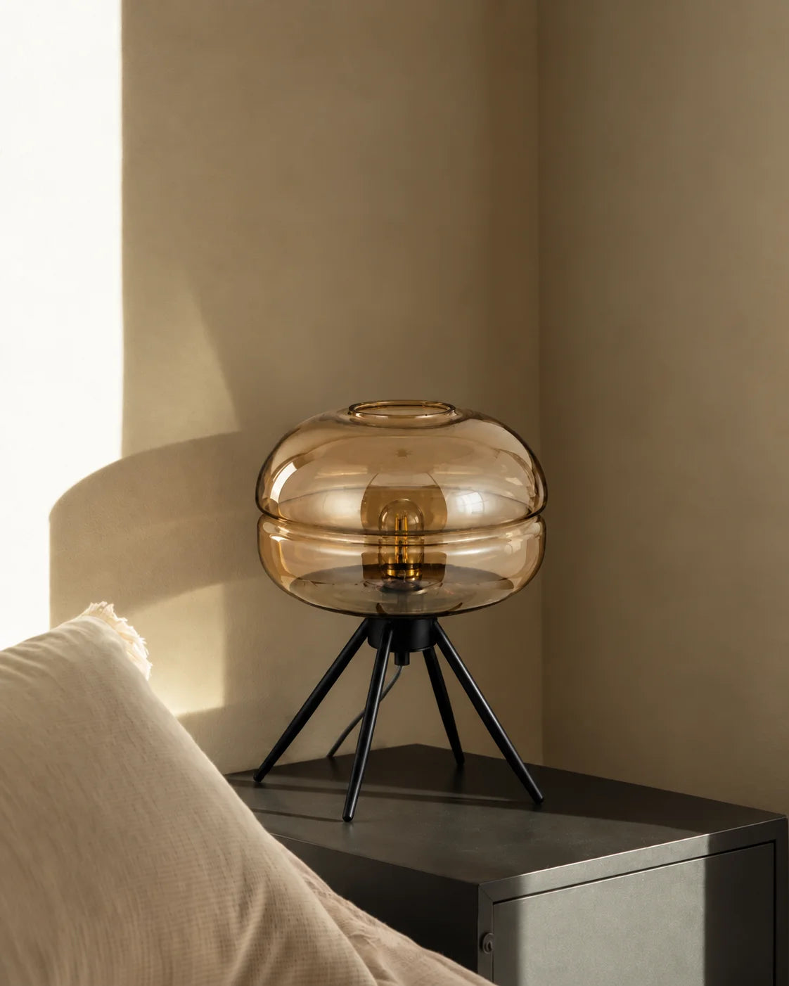 Lampe de chevet en verre teinté ambre sur pied en fer