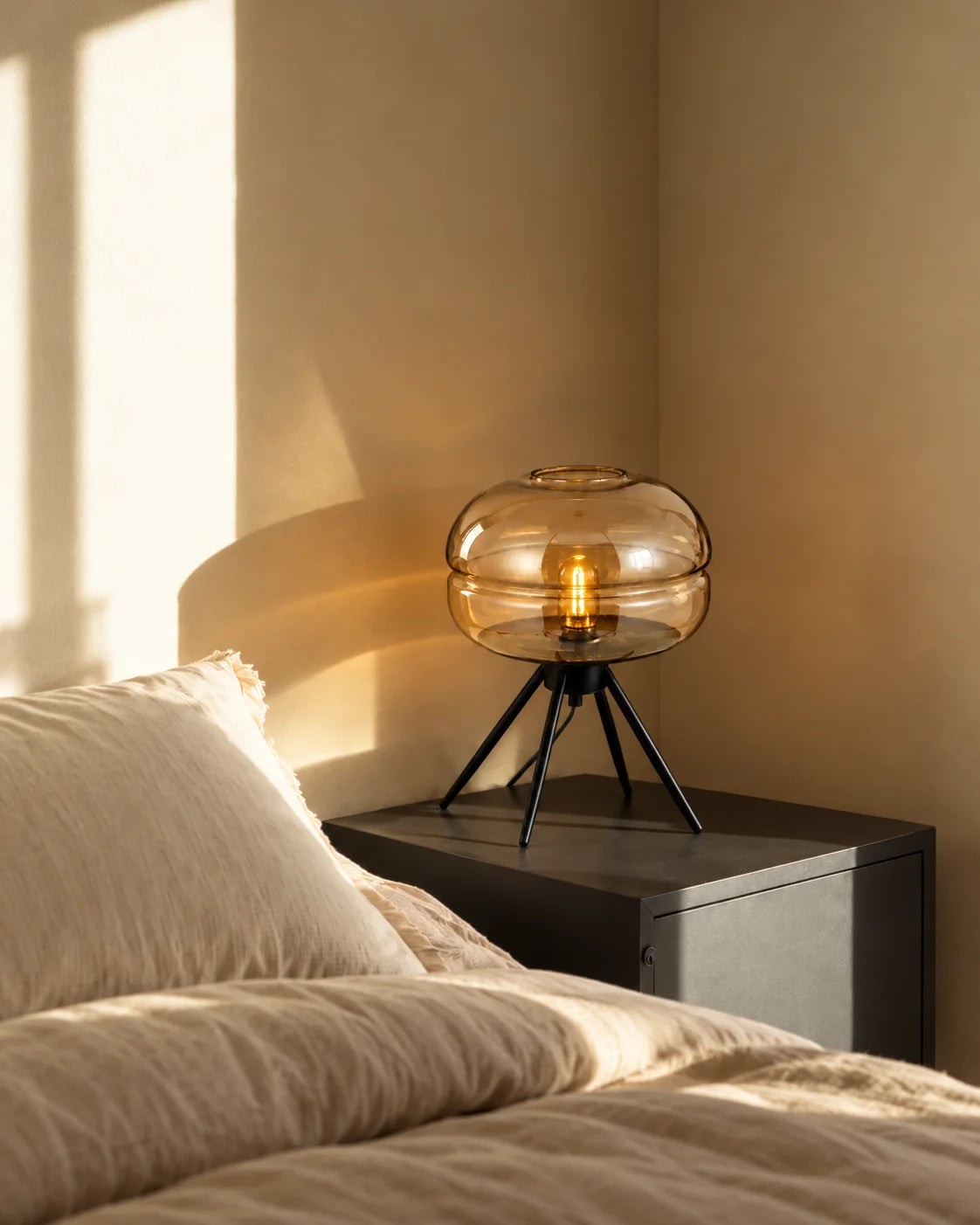Lampe de chevet en verre teinté ambre sur pied en fer