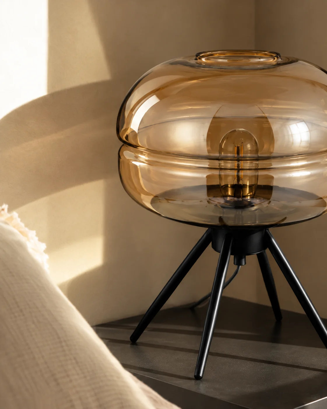 Lampe de chevet en verre teinté ambre sur pied en fer
