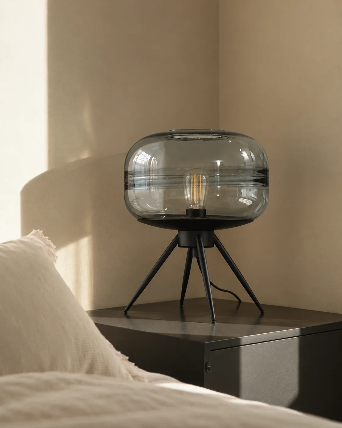 Lampe de chevet en verre teinté bleu sur pied en fer
