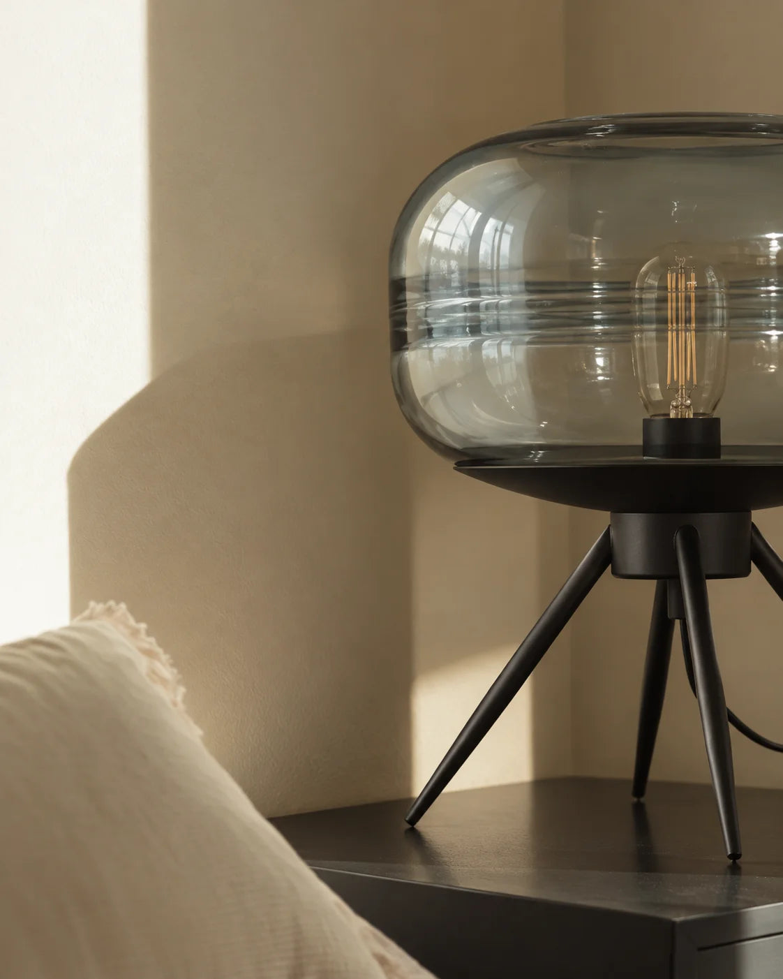 Lampe de chevet en verre teinté bleu sur pied en fer