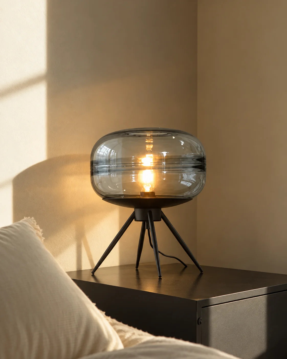 Lampe de chevet en verre teinté bleu sur pied en fer