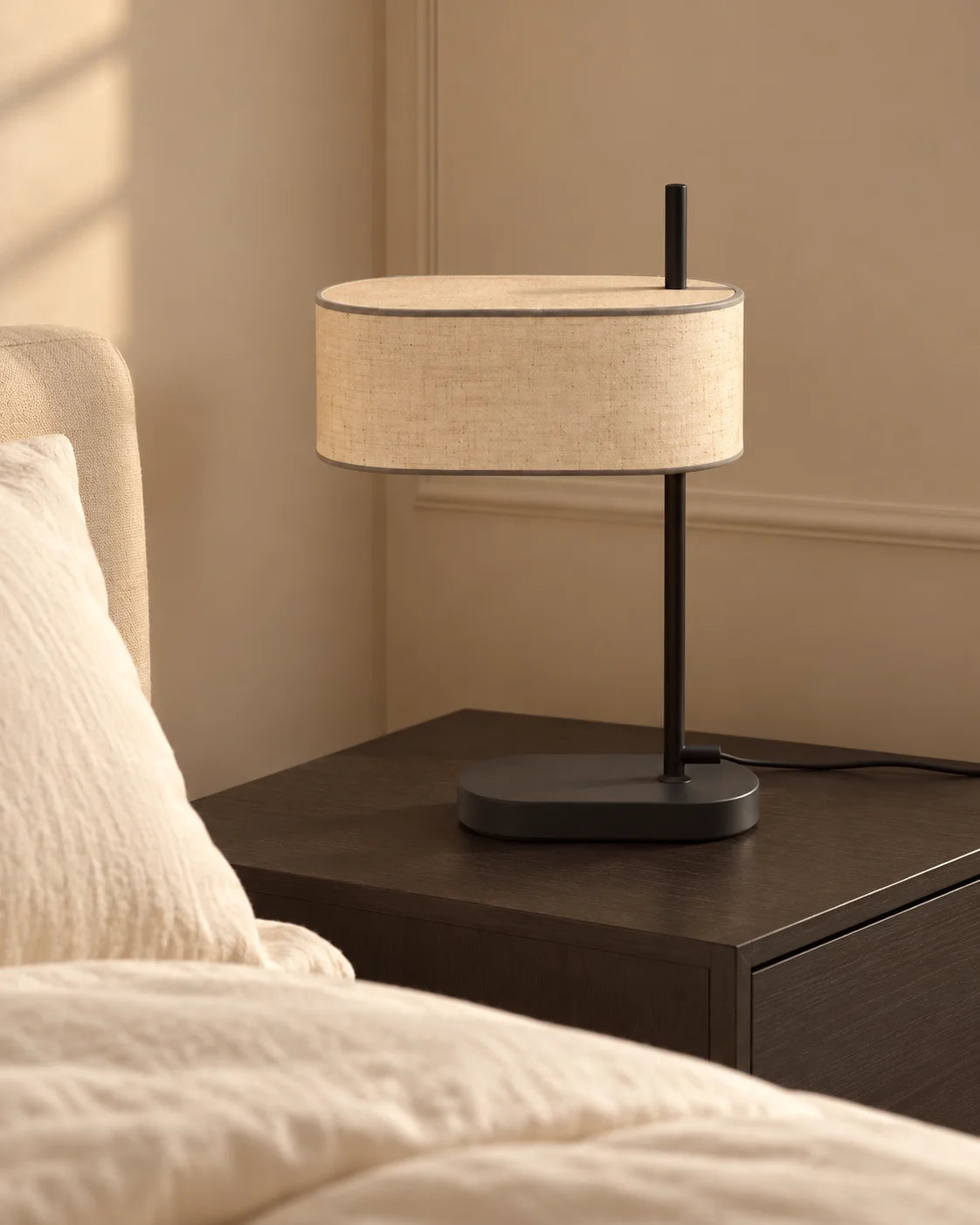 Lampe de chevet noir et abat jour asymétrique en tissu