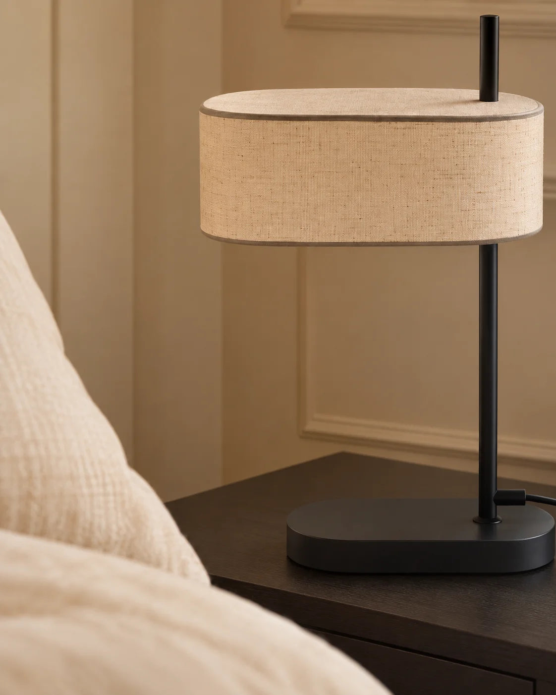 Lampe de chevet noir et abat jour asymétrique en tissu
