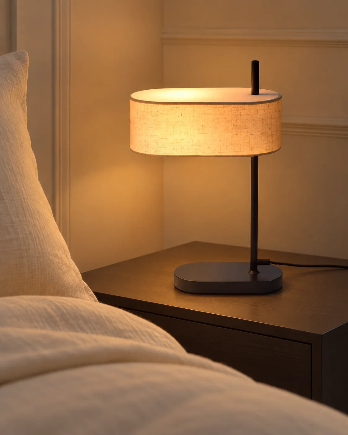 Lampe de chevet noir et abat jour asymétrique en tissu