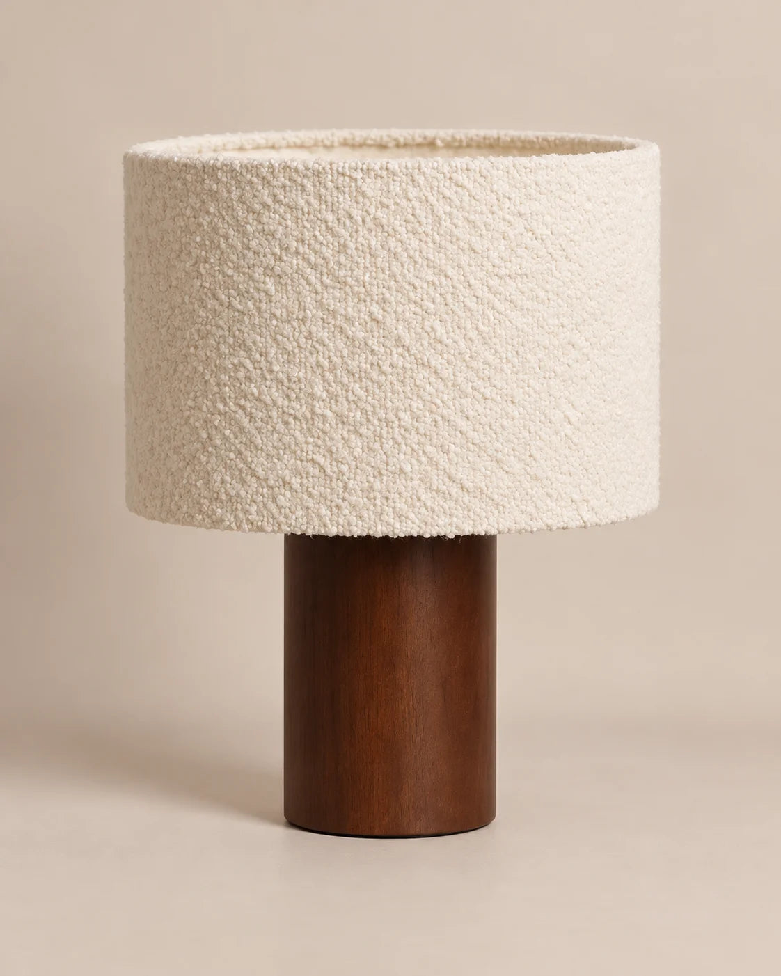 Lampe de chevet en bois marron et abat jour en laine bouclée