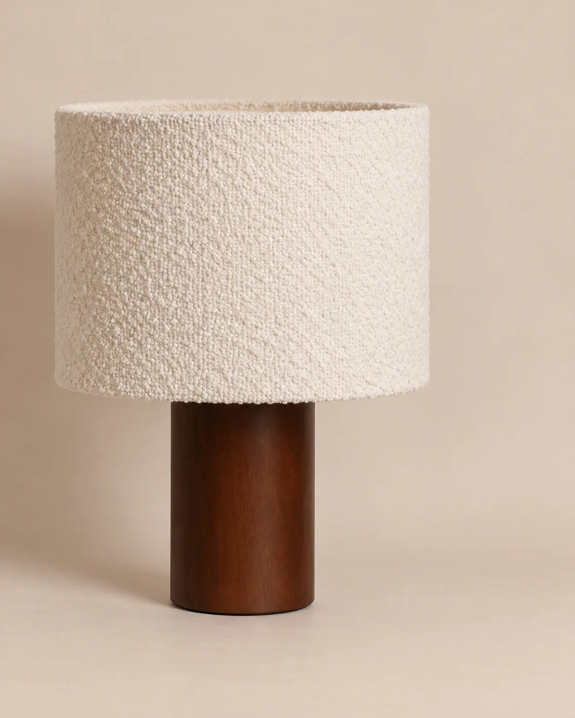 Lampe de chevet en bois marron et abat jour en laine bouclée