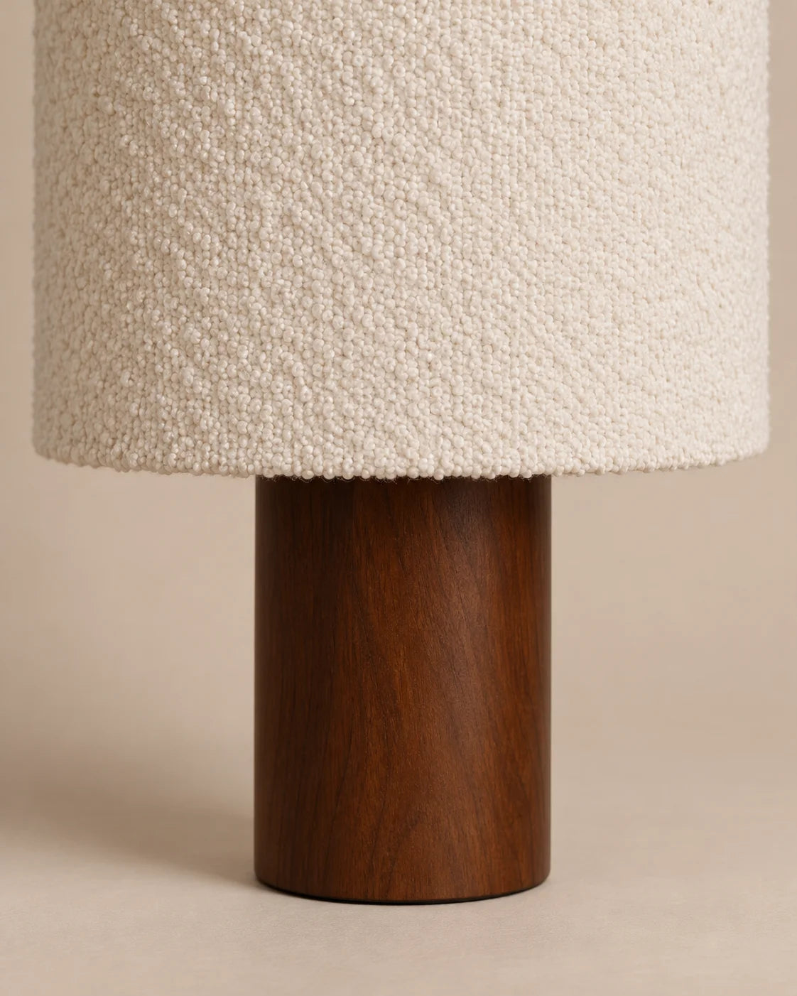 Lampe de chevet en bois marron et abat jour en laine bouclée
