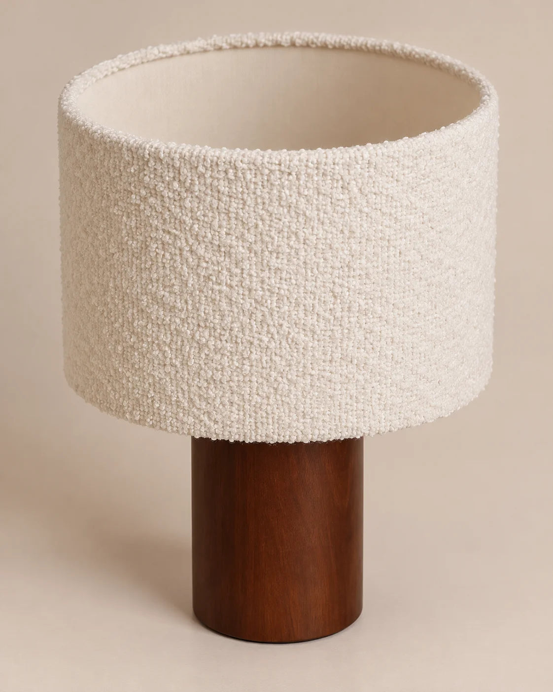 Lampe de chevet en bois marron et abat jour en laine bouclée